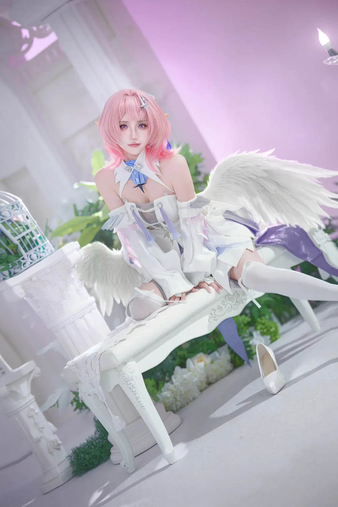 『ゼンレスゾーンゼロ』レミエール コスプレ、幻想的なピンクのスタジオに舞い降りた純白の天使 - 店长DD📷 - 2枚目