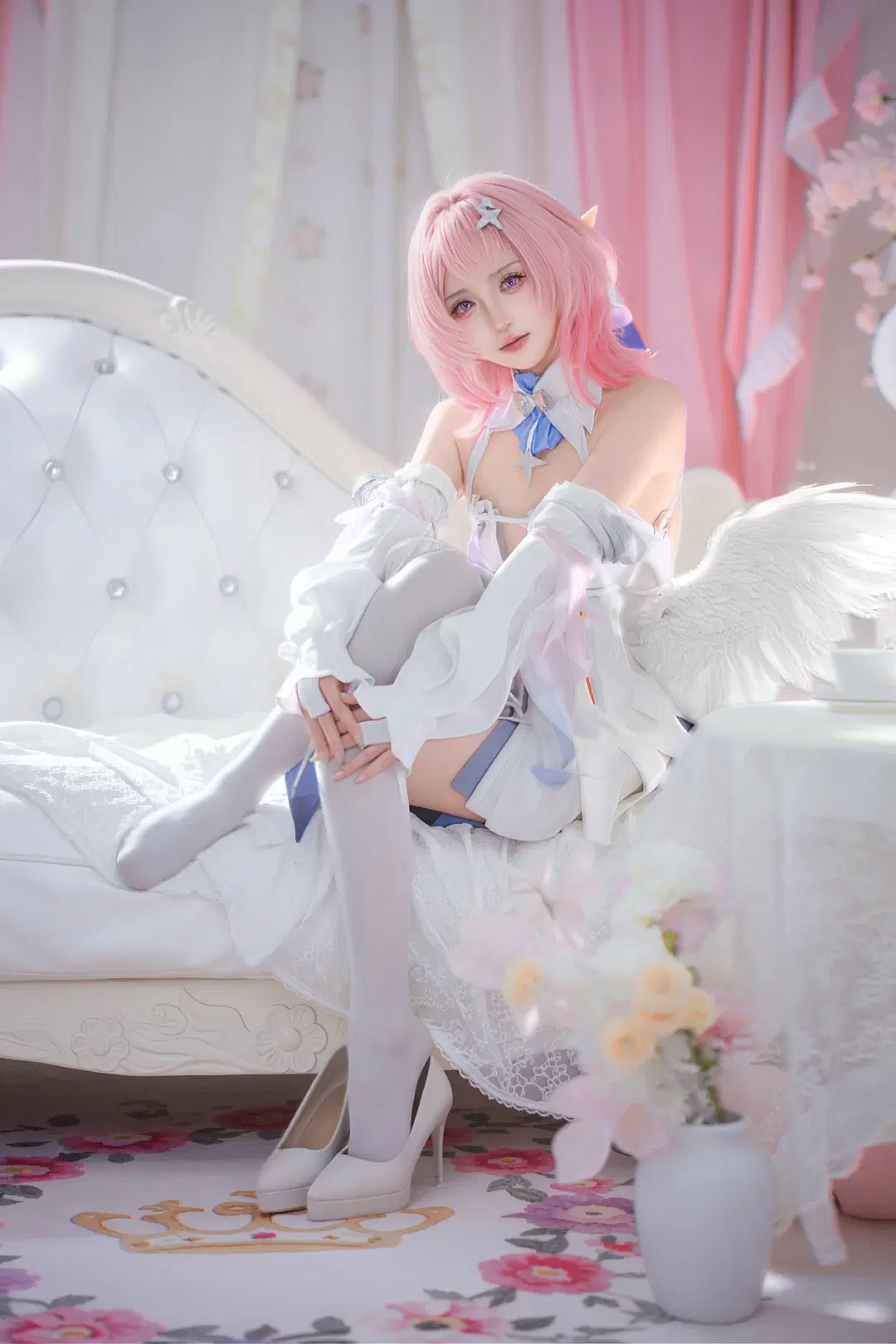 『ゼンレスゾーンゼロ』レミエール コスプレ、幻想的なピンクのスタジオに舞い降りた純白の天使 - 店长DD📷 - 4枚目
