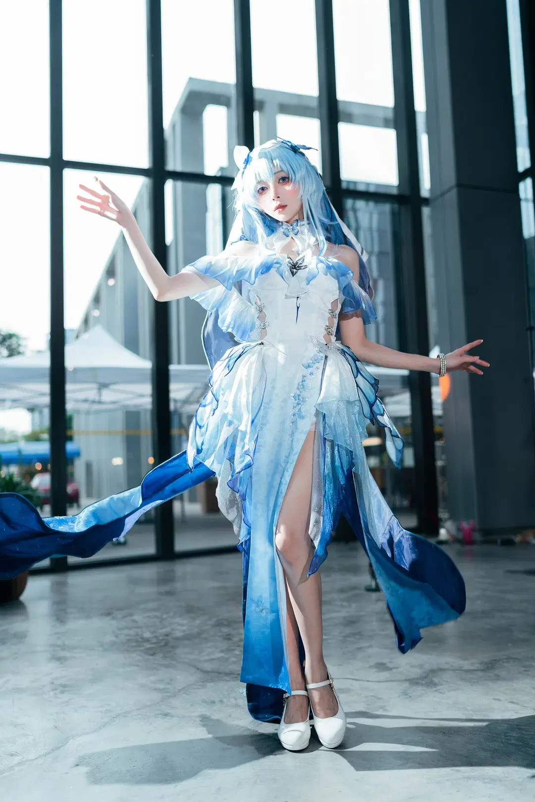 鳴潮, イベント写真, ショアキーパー コスプレ, 蝶の小道具, 青髪紫目