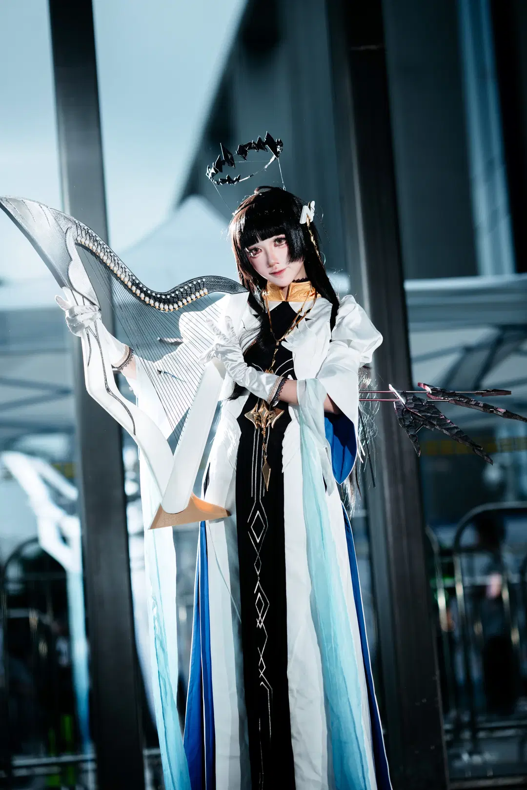[Arknights cosplay] CICF Convention Live Recap: The Collision of Black, White, Gold Aesthetics and the Harp by zbw-满满满满 - Image 3