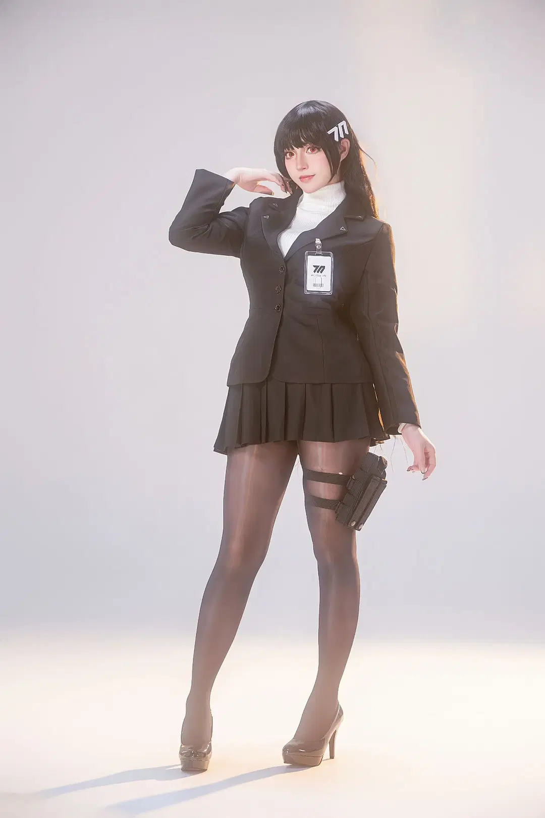 Blue Archive Tsukatsuki Rio Cosplay: The Interplay of Sharp Sophistication and Latent Danger in Suit and Stockings by 面团sama - Image 4