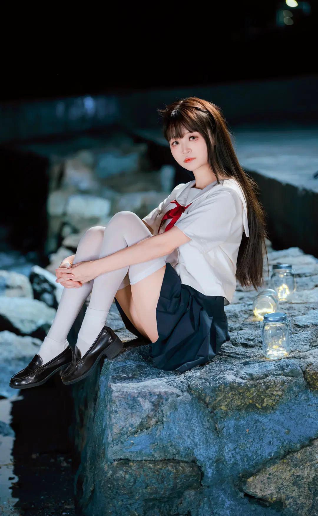 JK uniform photoshoot at the night beach: A lantern-holding girl gazing at the sea maxes out atmospheric vibes by 小红帽 - Image 3