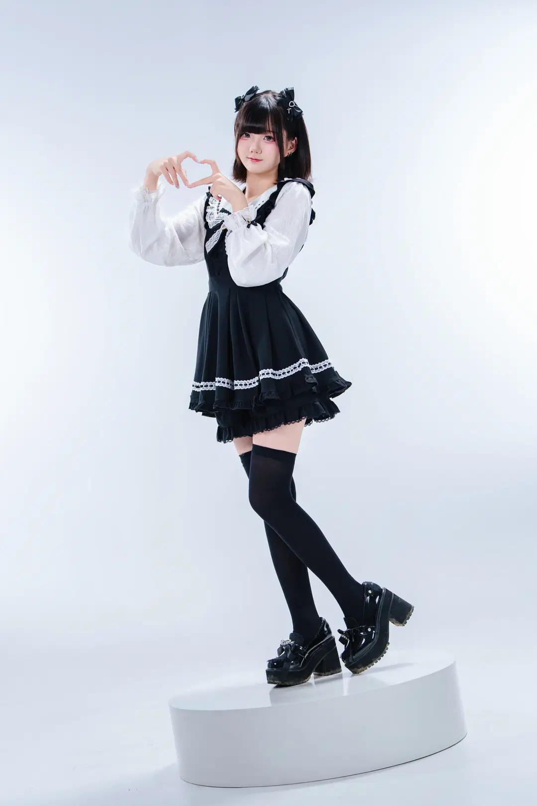 白棚摄影, 氛围感穿搭, 黑色丝袜, 量产型蕾服, 日系洛丽塔