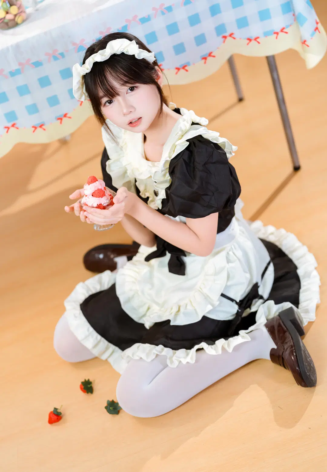 Black and White Maid Outfit Paired with White Stockings: Freezing Everyday Cuteness in Cozy Scenes by 小红帽 - Image 4