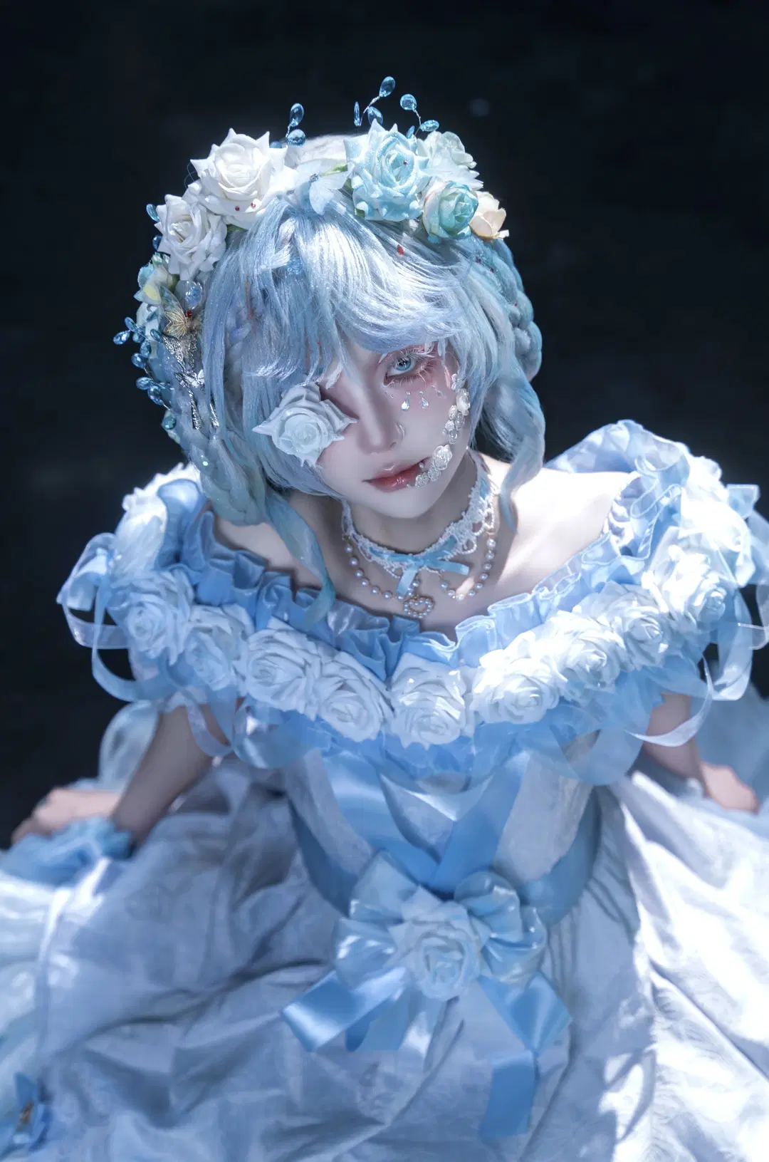 Convention photos, Identity V, Gardener cosplay, Cool-toned photography, Blue and white Lolita