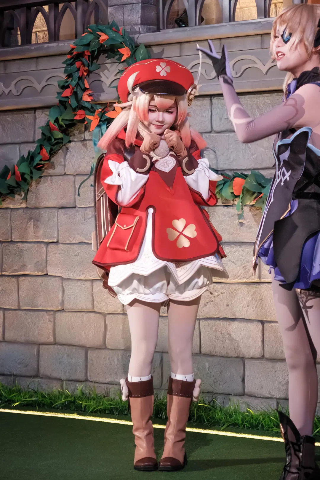 【クレー コスプレ】原神 祝祭のドンドン大作戦、ユニバーサル・スタジオ・北京でフィッシュル コスプレとともに準備中 - 牢友今天拍照了吗 - 11枚目