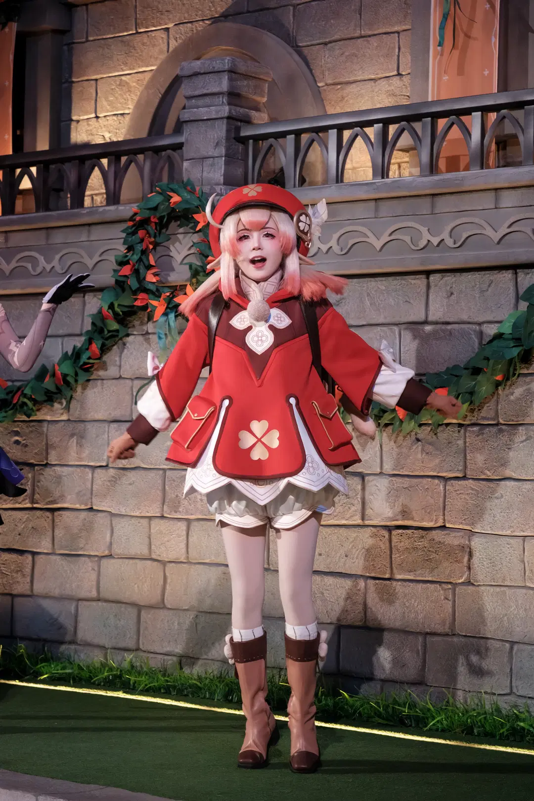 【クレー コスプレ】原神 祝祭のドンドン大作戦、ユニバーサル・スタジオ・北京でフィッシュル コスプレとともに準備中 - 牢友今天拍照了吗 - 6枚目