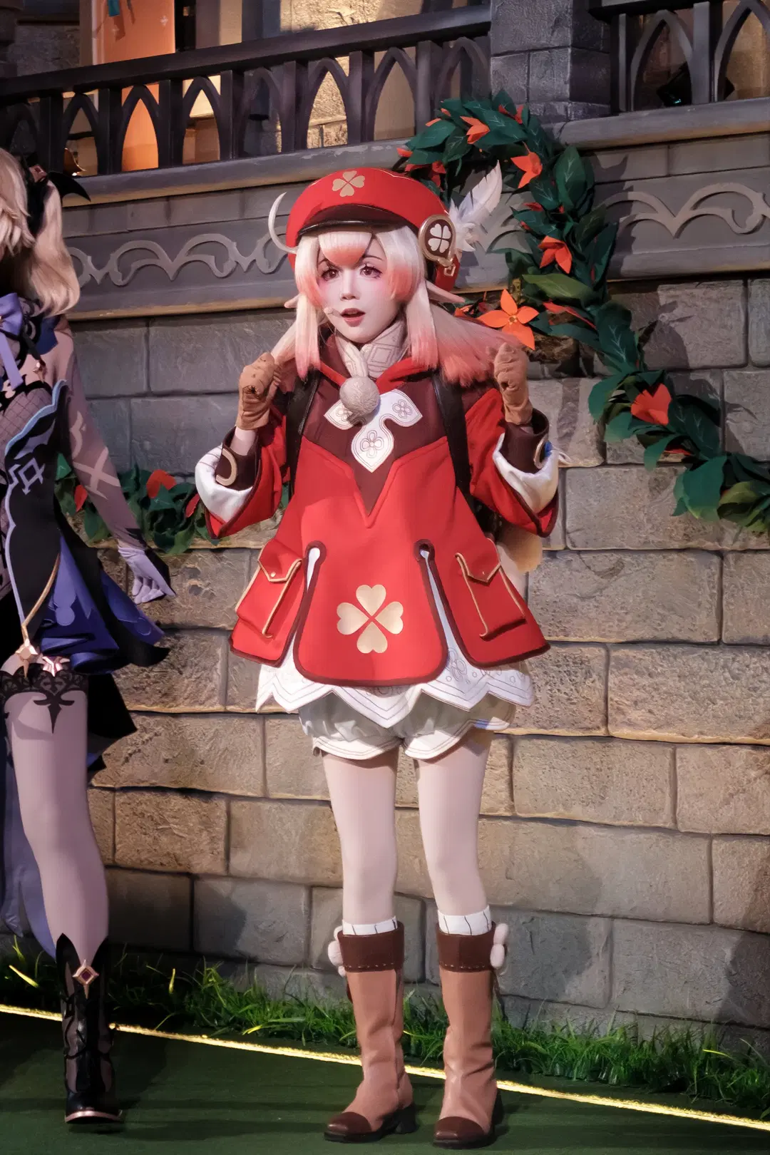 【クレー コスプレ】原神 祝祭のドンドン大作戦、ユニバーサル・スタジオ・北京でフィッシュル コスプレとともに準備中 - 牢友今天拍照了吗 - 9枚目