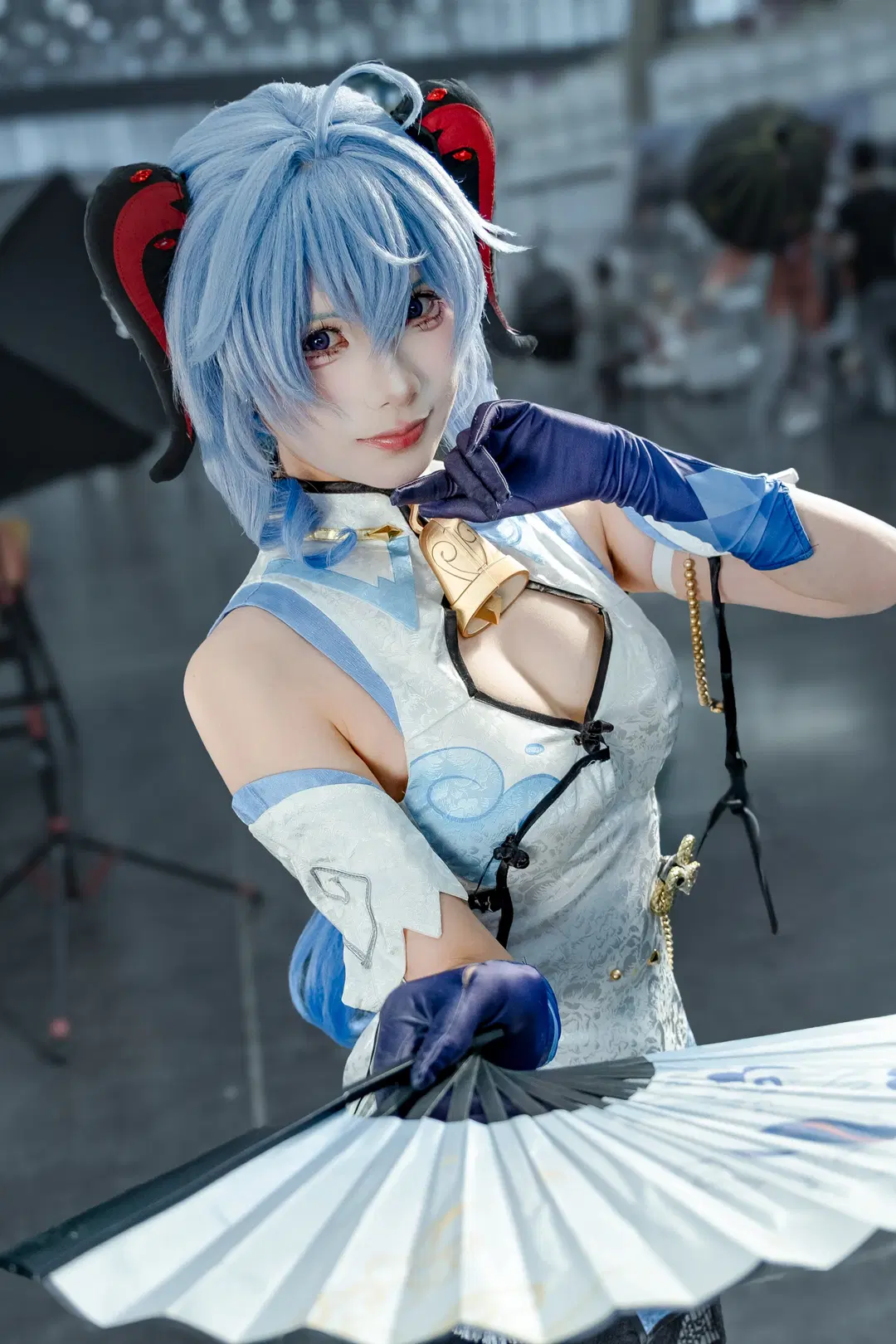 【甘雨 コスプレ】『原神』甘雨 チャイナドレス イベント写真：氷藍の仙気と黒ストッキングが織りなす調和 - 牢友今天拍照了吗（是摄影不to签） - 2枚目