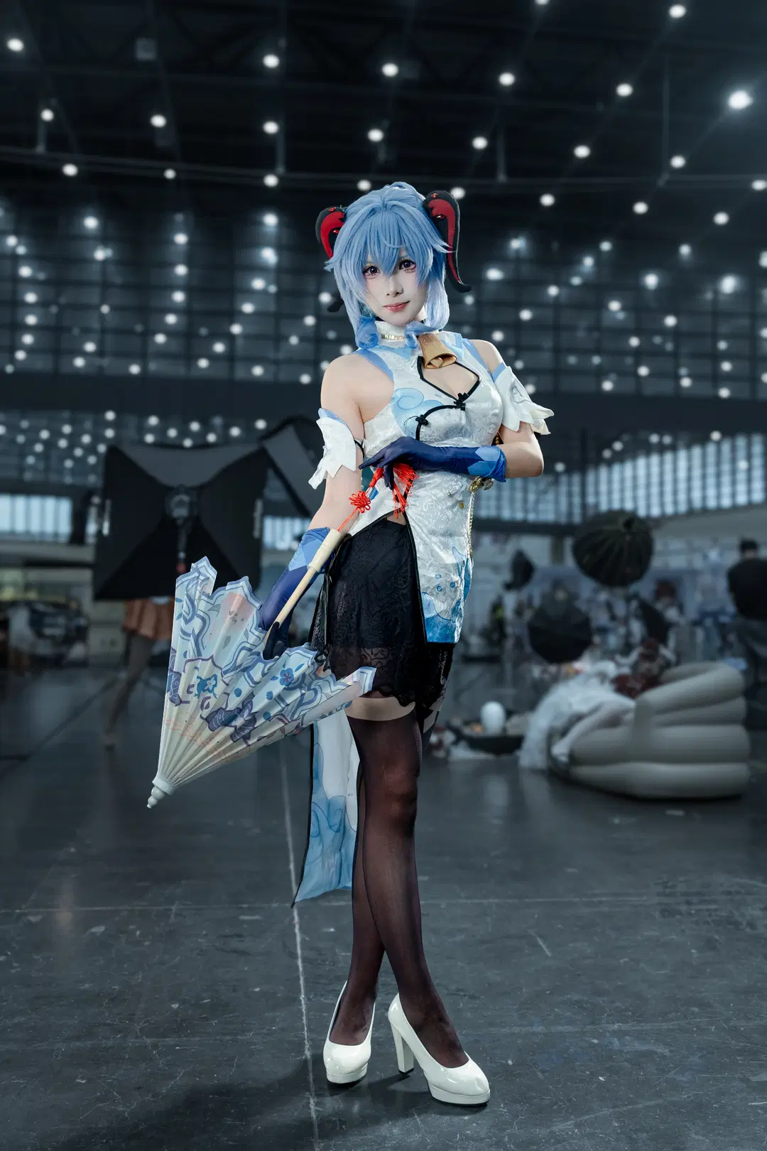 【甘雨 コスプレ】『原神』甘雨 チャイナドレス イベント写真：氷藍の仙気と黒ストッキングが織りなす調和 - 牢友今天拍照了吗（是摄影不to签） - 3枚目