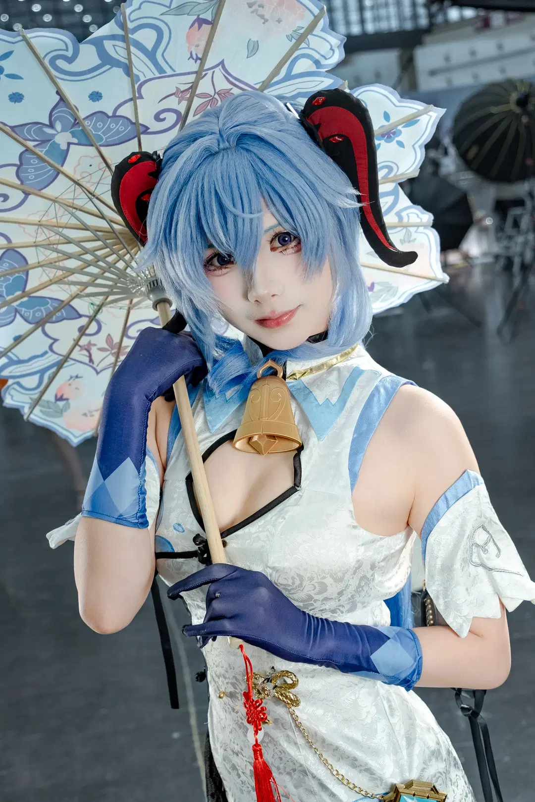 【甘雨 コスプレ】『原神』甘雨 チャイナドレス イベント写真：氷藍の仙気と黒ストッキングが織りなす調和 - 牢友今天拍照了吗（是摄影不to签） - 4枚目