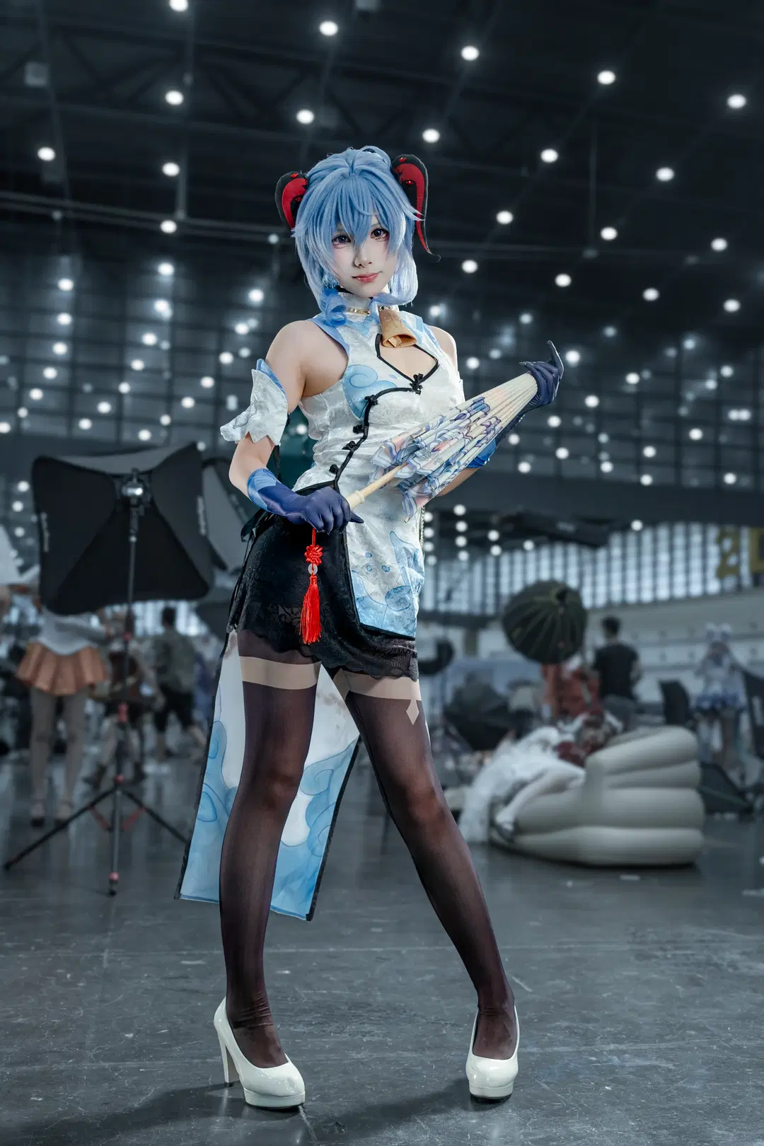 【甘雨 コスプレ】『原神』甘雨 チャイナドレス イベント写真：氷藍の仙気と黒ストッキングが織りなす調和 - 牢友今天拍照了吗（是摄影不to签） - 5枚目