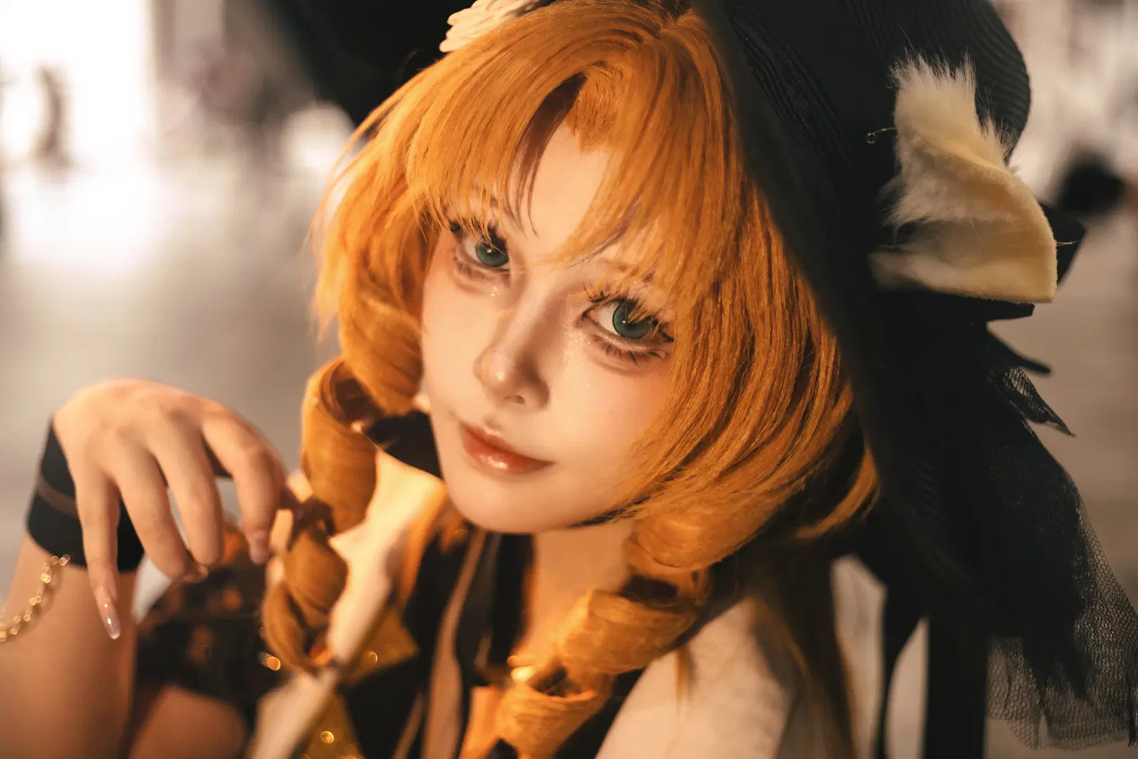 [Swire the Elegant Wit cosplay] Arknights: The Young Miss's Opulent Black-and-Gold Convention Photos by 一千零一问 - Image 2