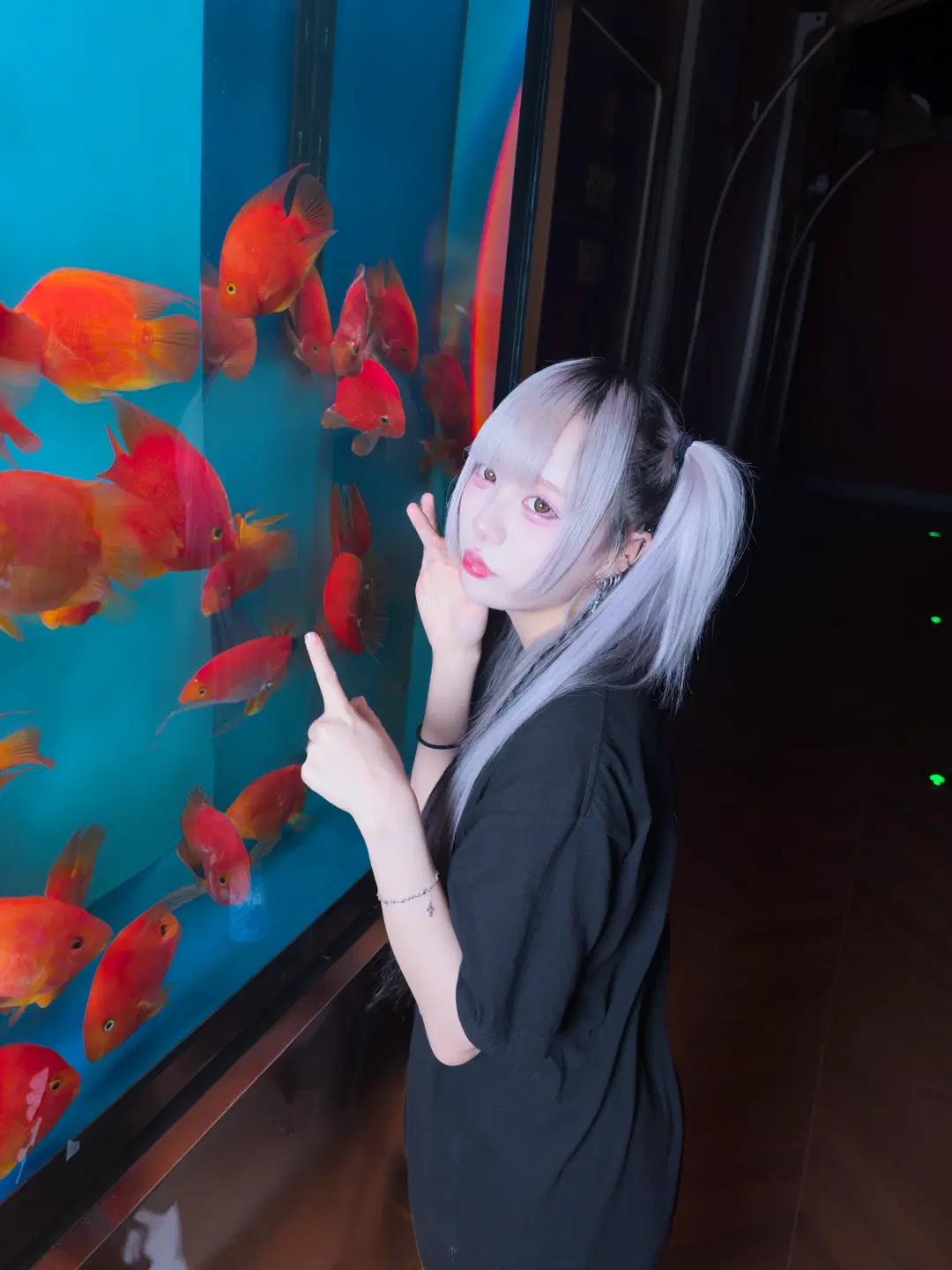 水族馆蓝调与银灰双马尾 氛围感风格化摄影 - 无糖可乐 - 第4张