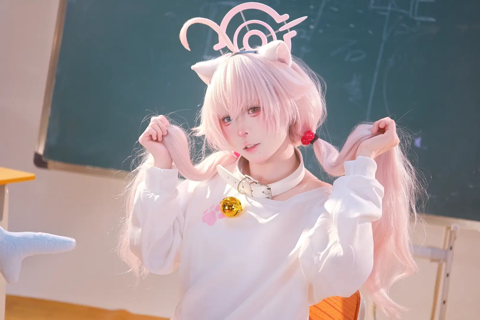 【小鸟游星野cos】蔚蓝档案教室日常，白丝与双马尾的慵懒时刻 - Cryengine15 - 第3张