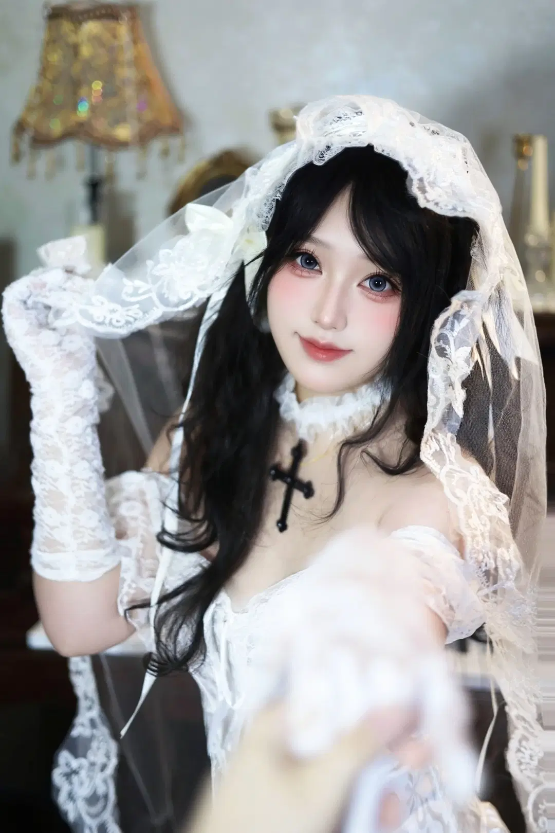 クラシカルなピアノの前で撮影した純白レースのウエディングドレス写真 - 坑坑不坑 - 2枚目
