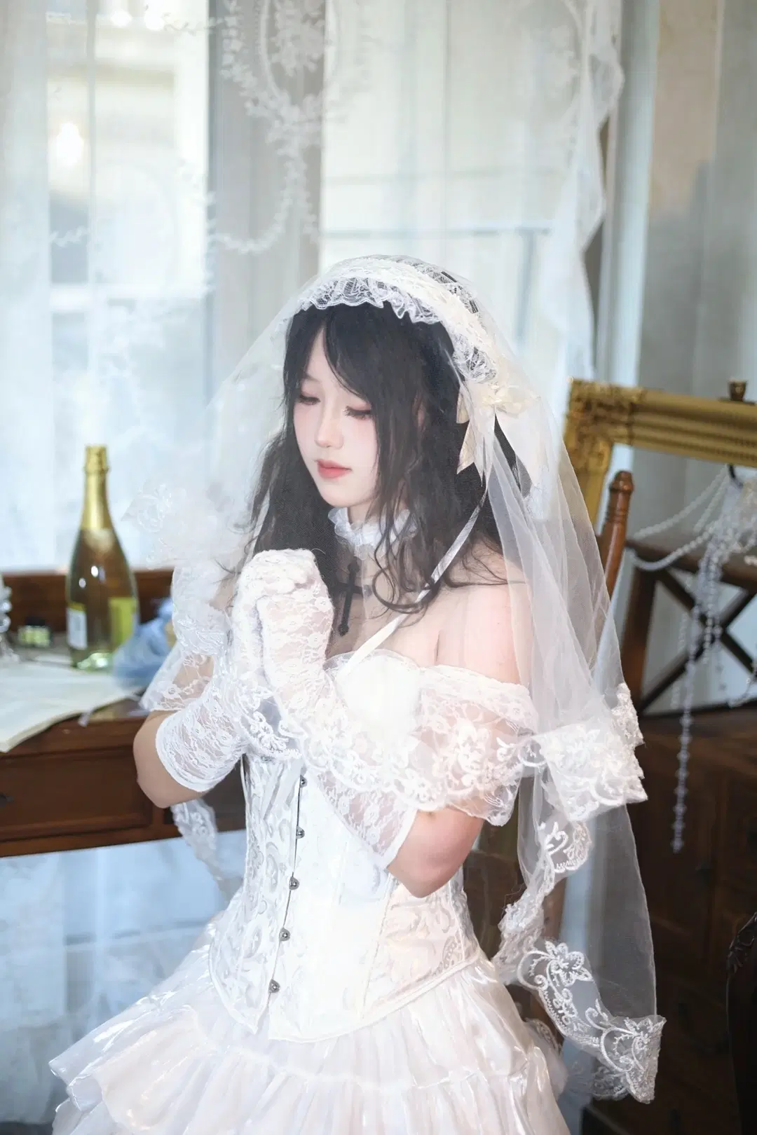 クラシカルなピアノの前で撮影した純白レースのウエディングドレス写真 - 坑坑不坑 - 7枚目