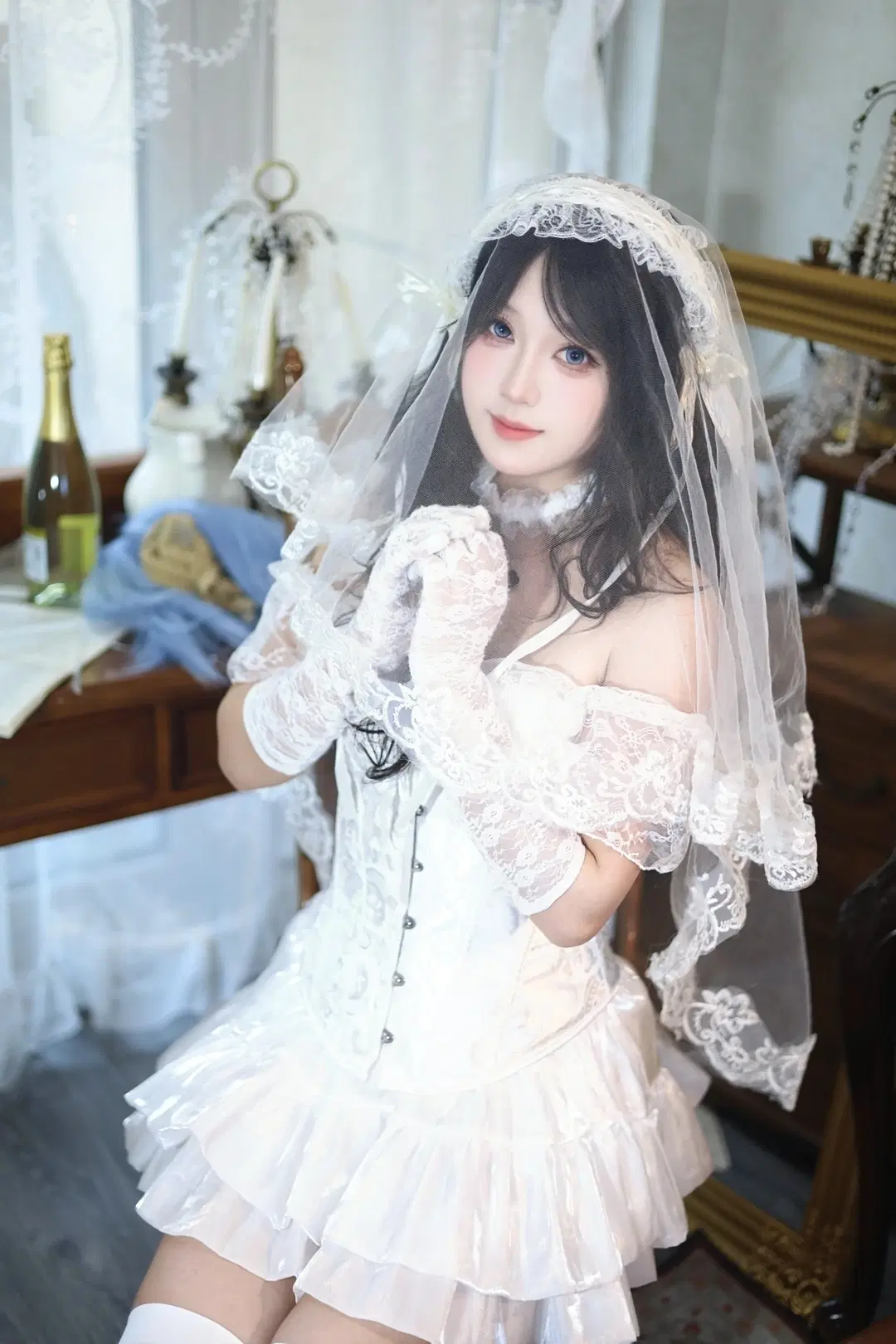 クラシカルなピアノの前で撮影した純白レースのウエディングドレス写真 - 坑坑不坑 - 8枚目