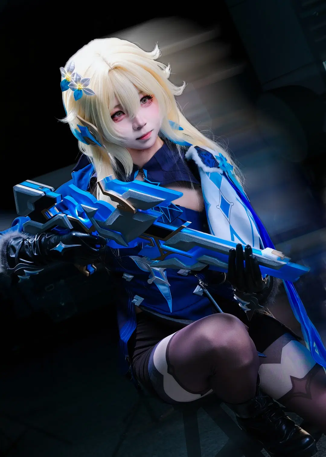 [Lumine cosplay] Genshin Impact Snezhnaya Style: An Aloof Battle Maiden Wielding a Greatsword by 挽穗 - Image 2