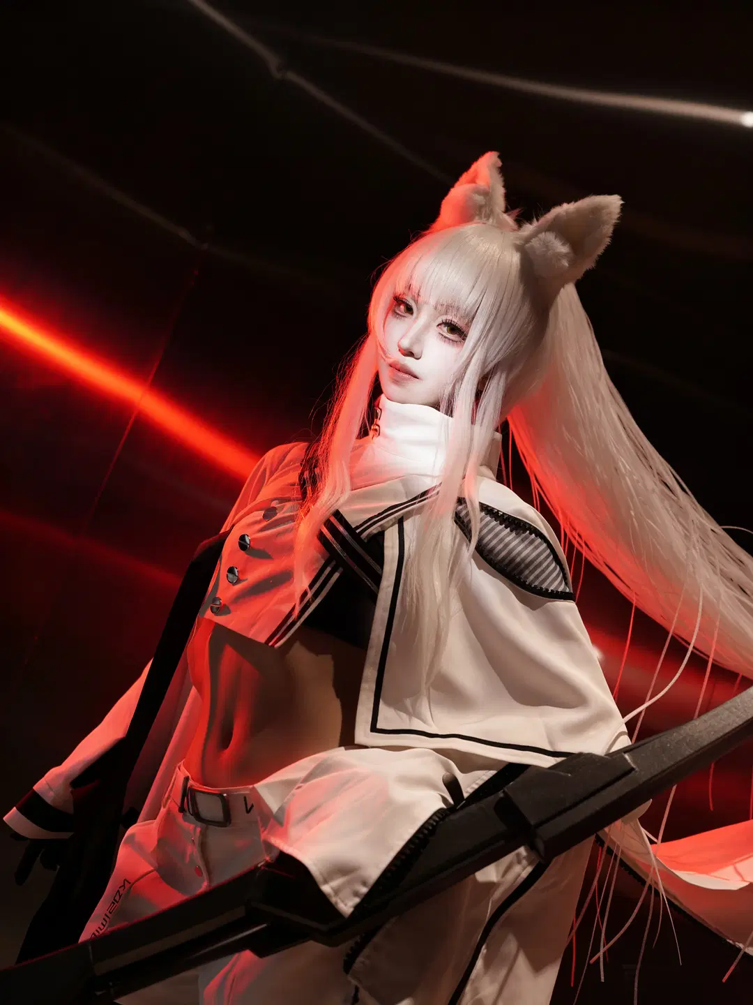 【プラチナコスプレ】アークナイツ 杭州アークナイツオンリー イベント写真、赤と黒の光影に佇む狩人 - Nord - 2枚目