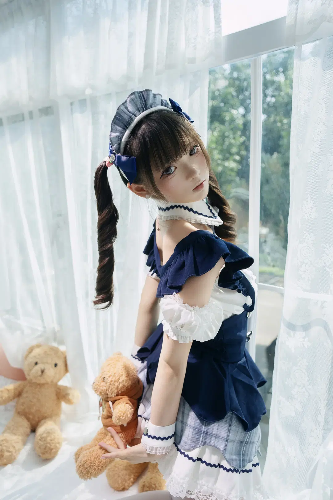出窓の光影に佇む青白チェック柄メイド服ポートレート - 独角兽 - 10枚目
