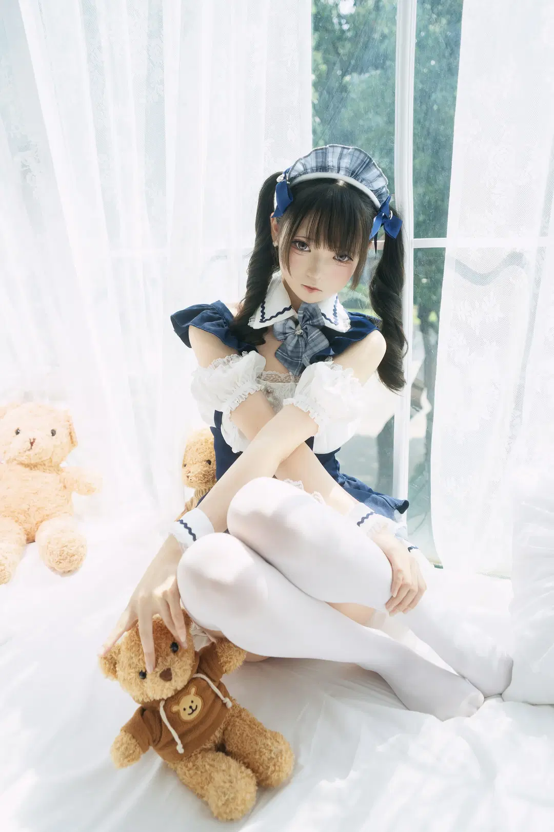 出窓の光影に佇む青白チェック柄メイド服ポートレート - 独角兽 - 11枚目