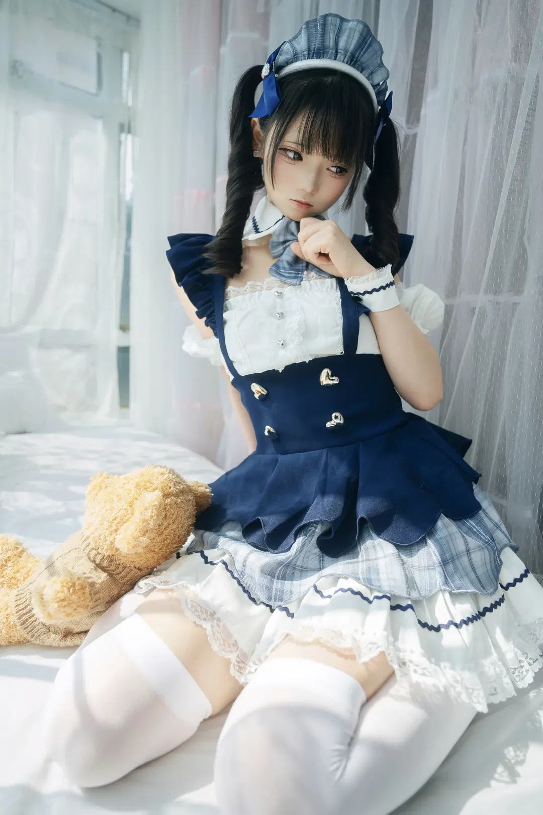 出窓の光影に佇む青白チェック柄メイド服ポートレート - 独角兽 - 12枚目