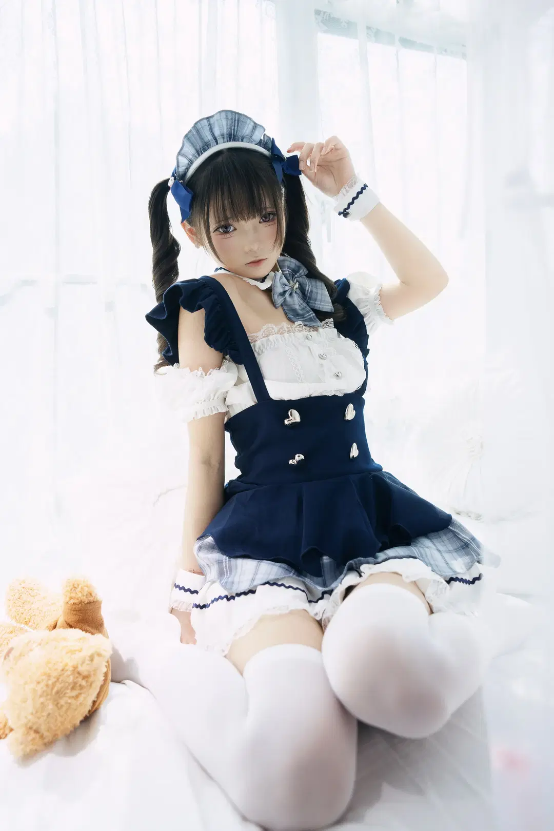 出窓の光影に佇む青白チェック柄メイド服ポートレート - 独角兽 - 13枚目