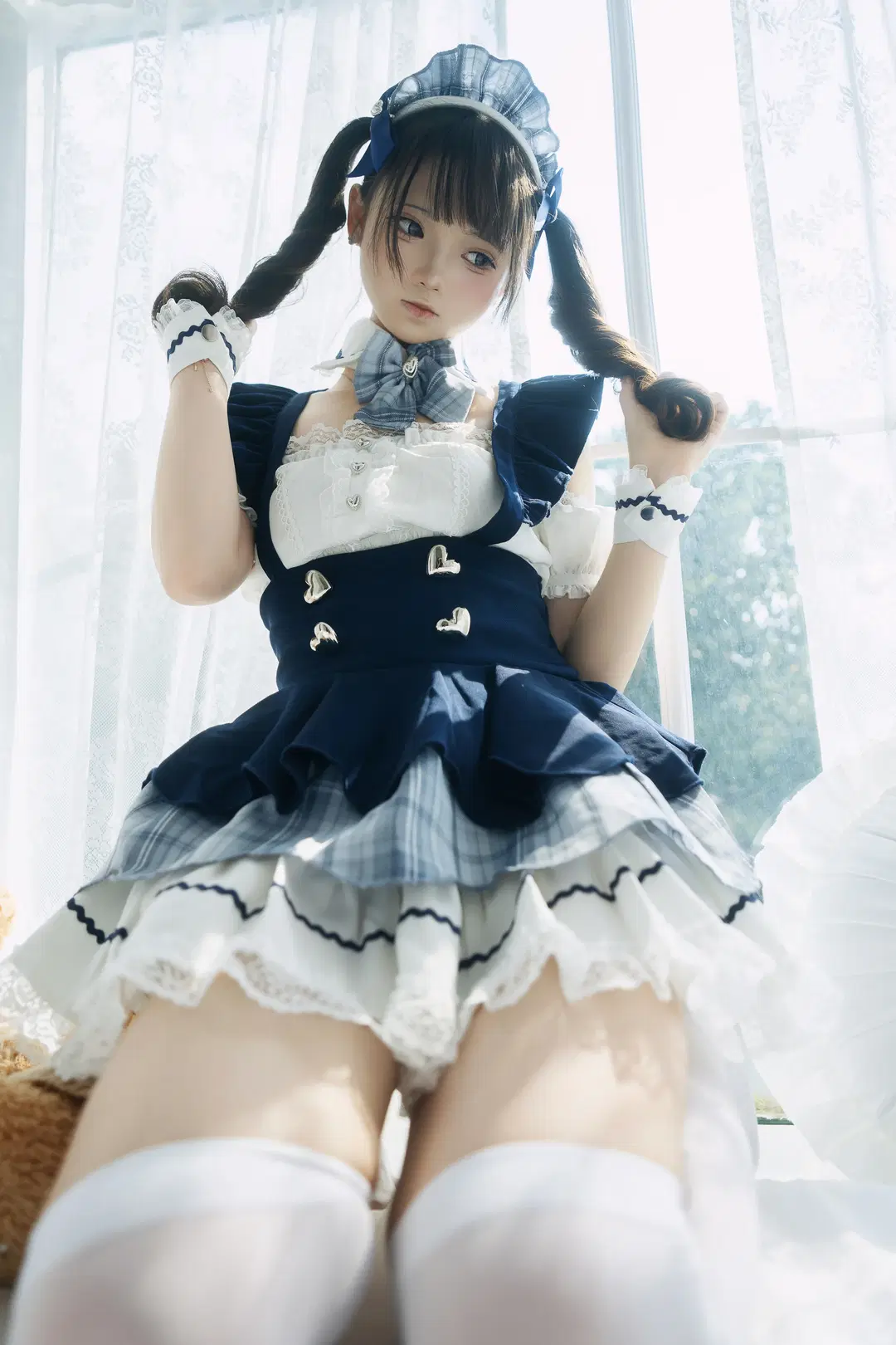 出窓の光影に佇む青白チェック柄メイド服ポートレート - 独角兽 - 14枚目