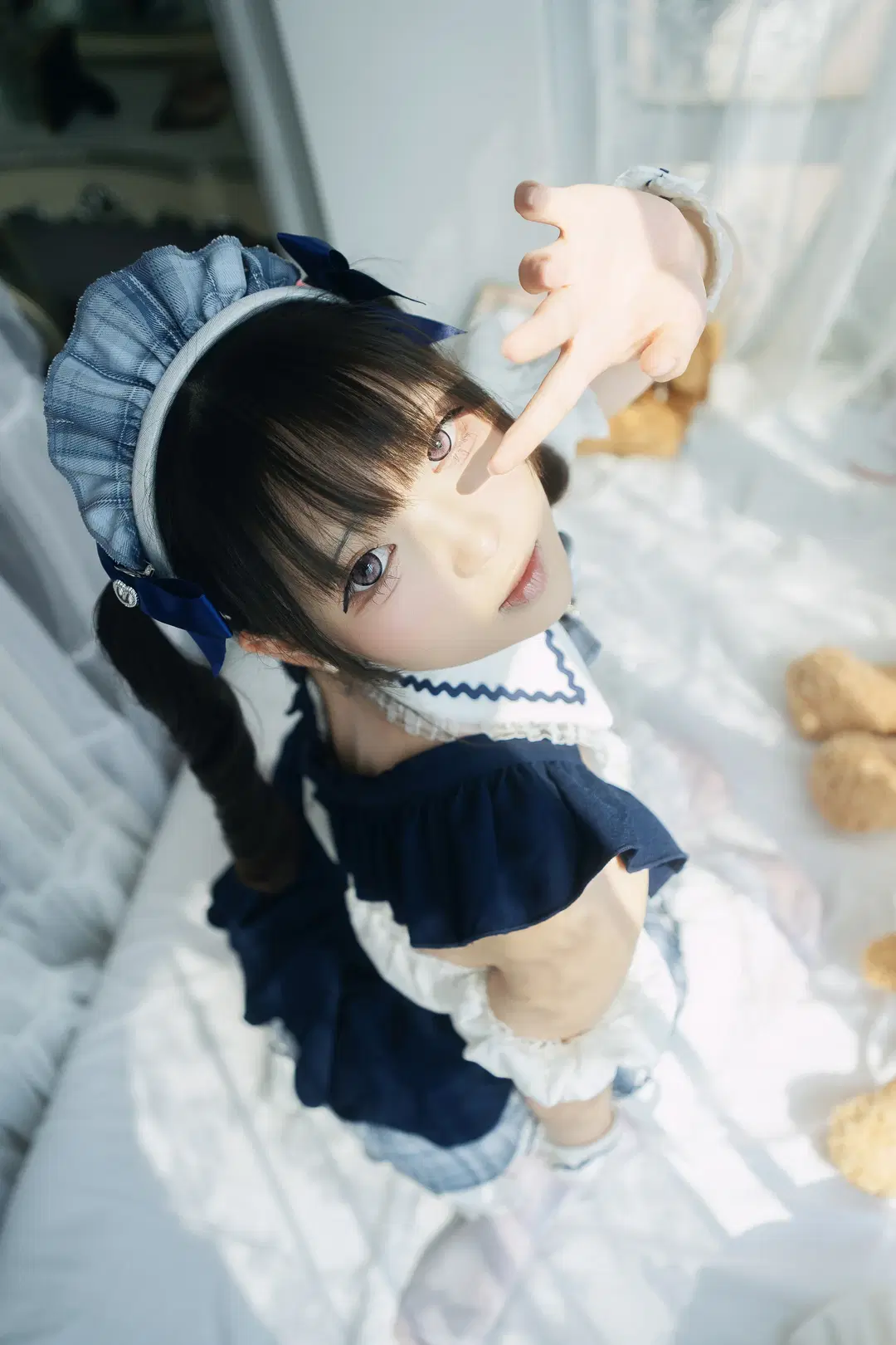 出窓の光影に佇む青白チェック柄メイド服ポートレート - 独角兽 - 3枚目