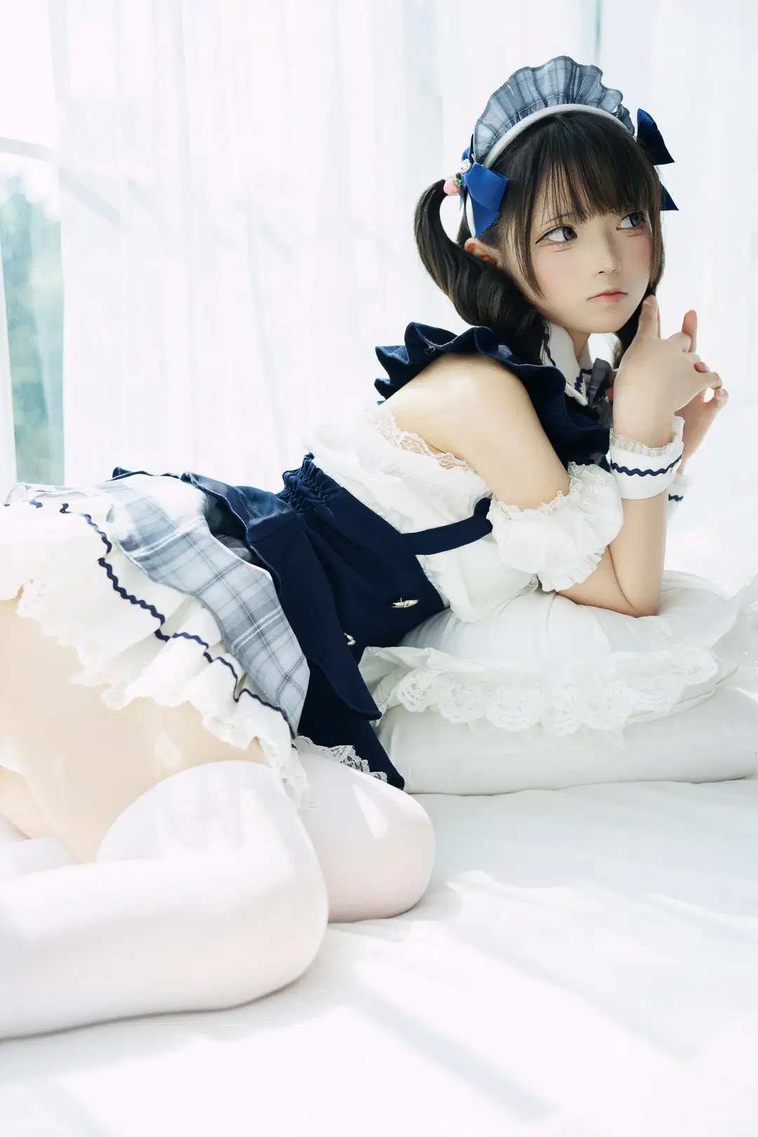 出窓の光影に佇む青白チェック柄メイド服ポートレート - 独角兽 - 4枚目