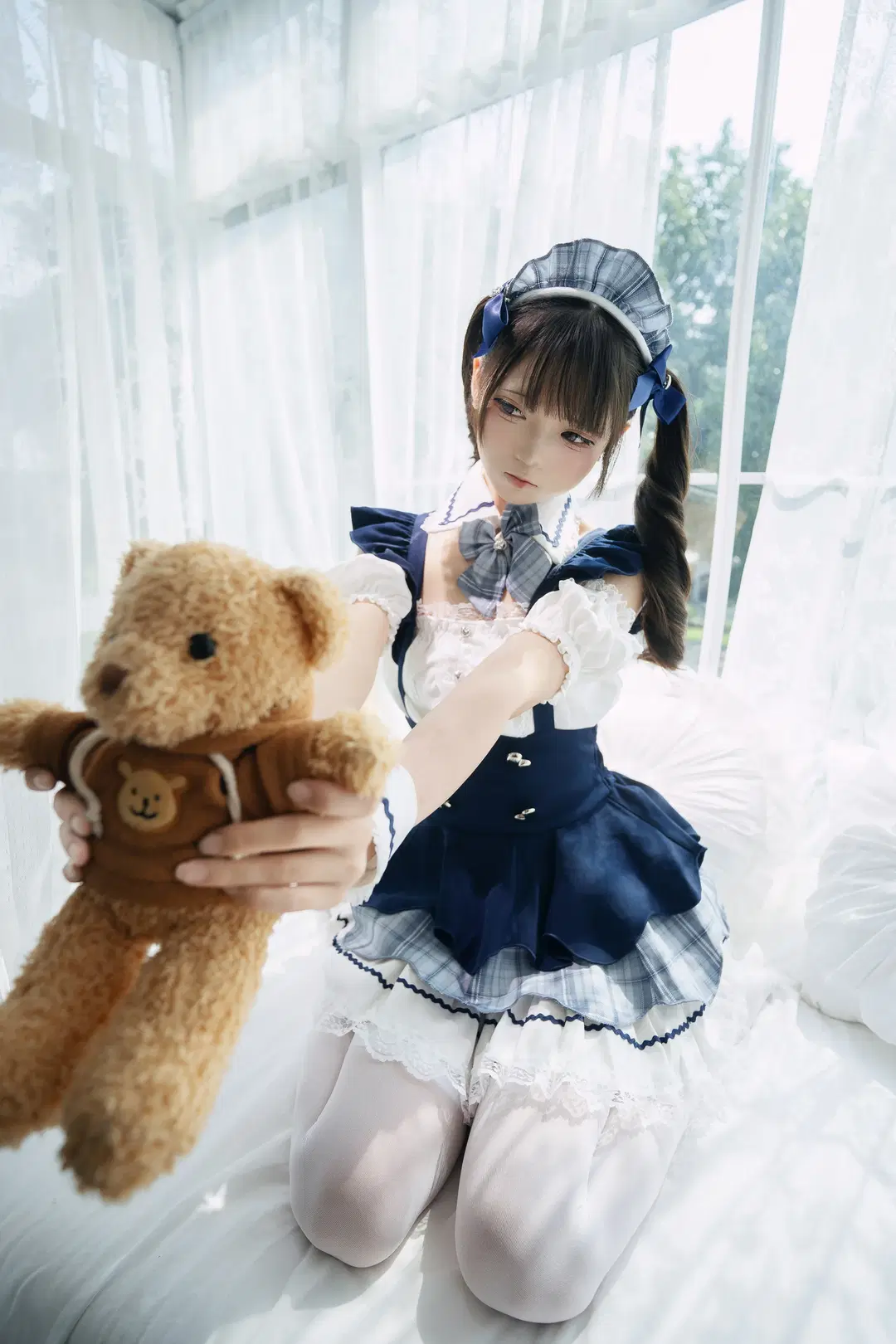 出窓の光影に佇む青白チェック柄メイド服ポートレート - 独角兽 - 5枚目