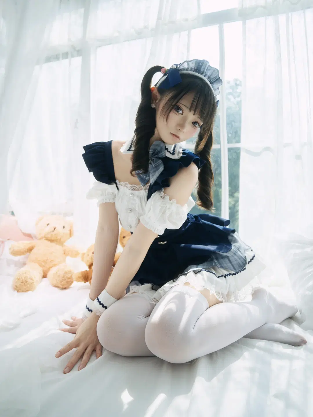 出窓の光影に佇む青白チェック柄メイド服ポートレート - 独角兽 - 6枚目