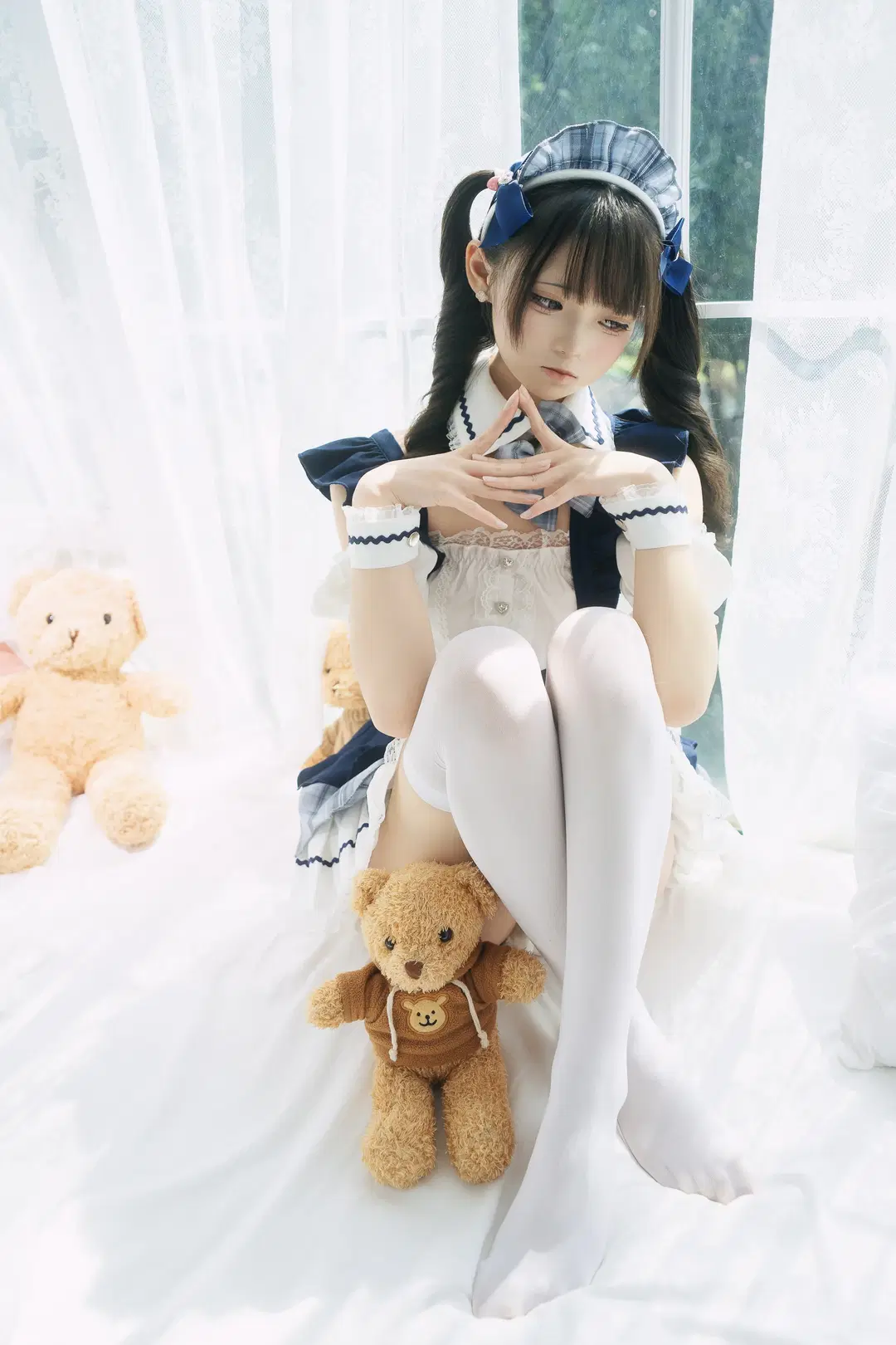 出窓の光影に佇む青白チェック柄メイド服ポートレート - 独角兽 - 7枚目