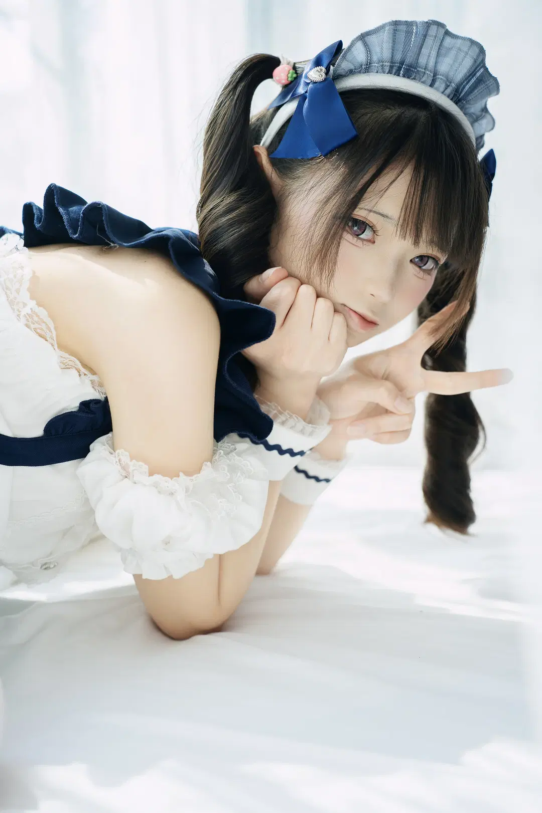 出窓の光影に佇む青白チェック柄メイド服ポートレート - 独角兽 - 8枚目