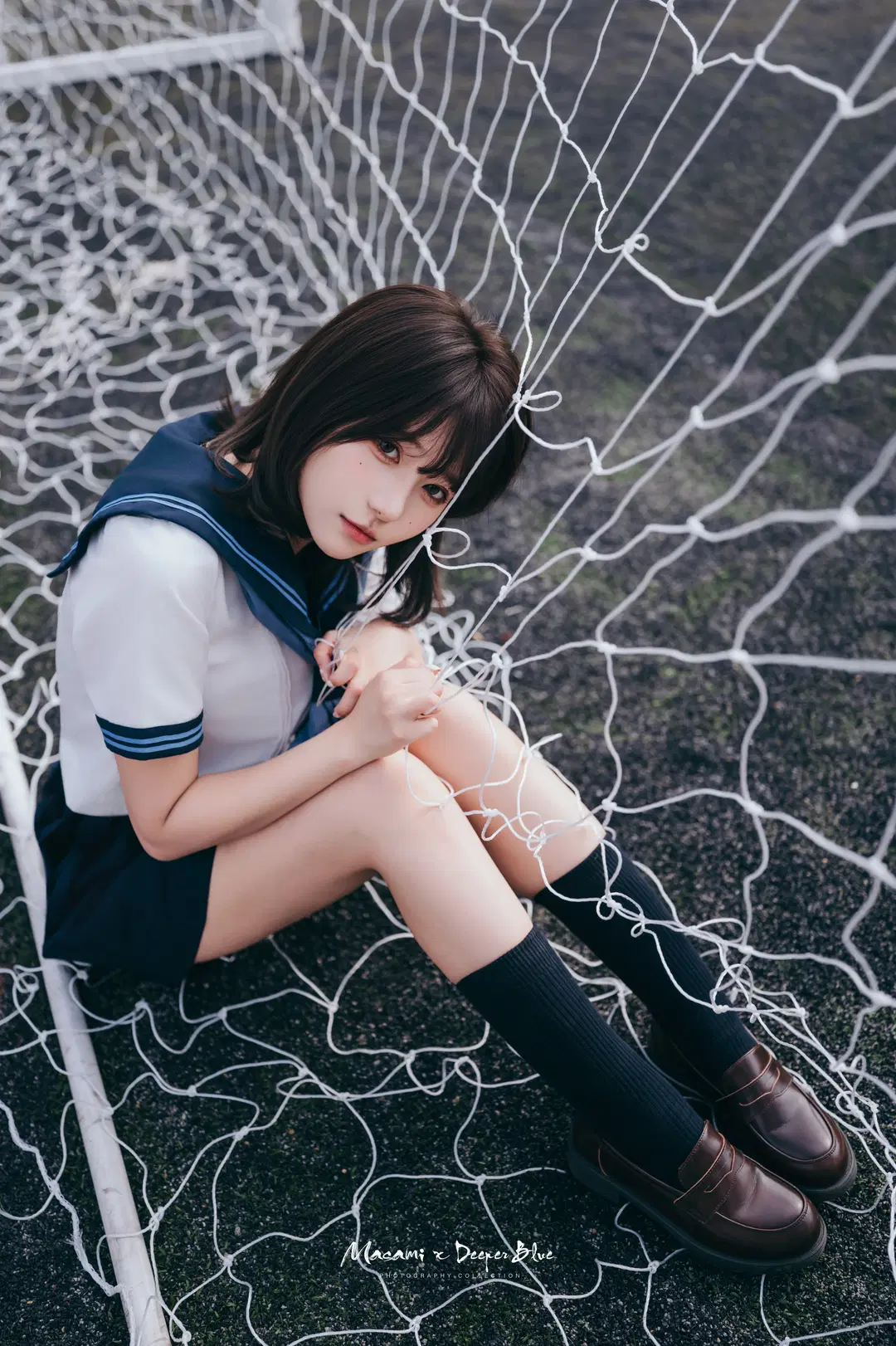 セーラー服とサッカーゴールネット、自然光のポートレートで刻む青春の二次元エモーション - 小蓝同学摄影会 - 4枚目