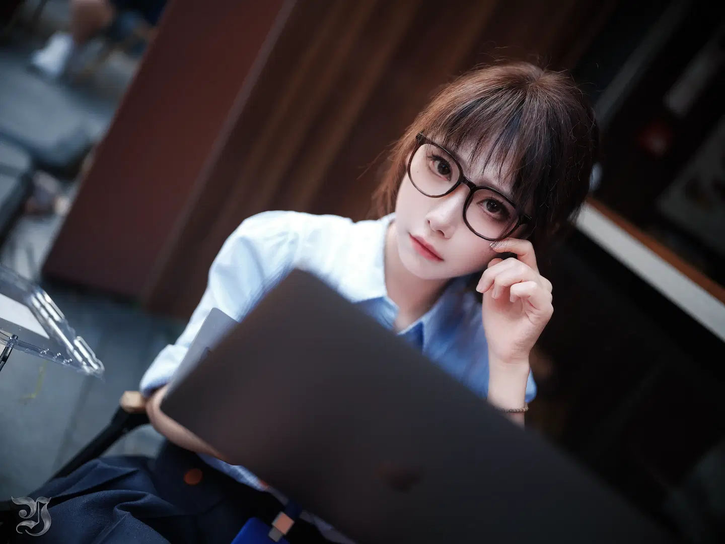 青白ストライプシャツに黒ストッキング、社畜の日常を描くビジネスポートレート - 跃动的小黑马 - 8枚目