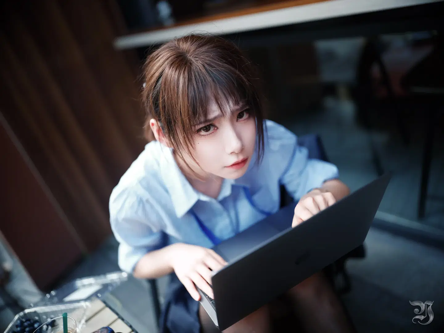 青白ストライプシャツに黒ストッキング、社畜の日常を描くビジネスポートレート - 跃动的小黑马 - 9枚目