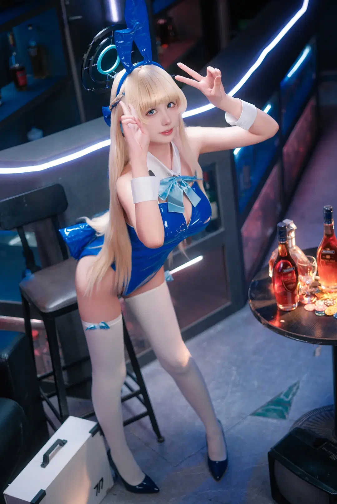 ブルーアーカイブ, 飛鳥馬トキ コスプレ, 白ニーソ, 光沢ラバースーツ, うさ耳ヘアアクセサリー