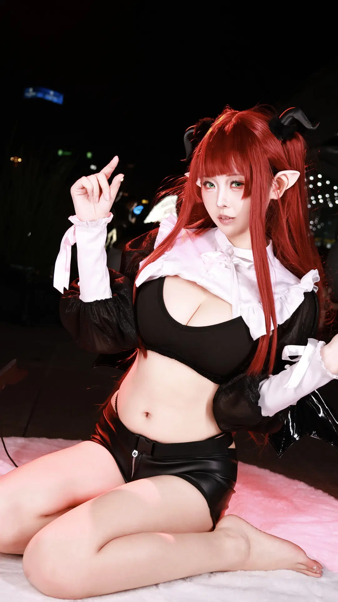 【喜多川海夢 リズ コスプレ】アニメイベント夜撮影、赤黒の小悪魔が魅せるお茶目な現場 - 小谷鸡 - 3枚目