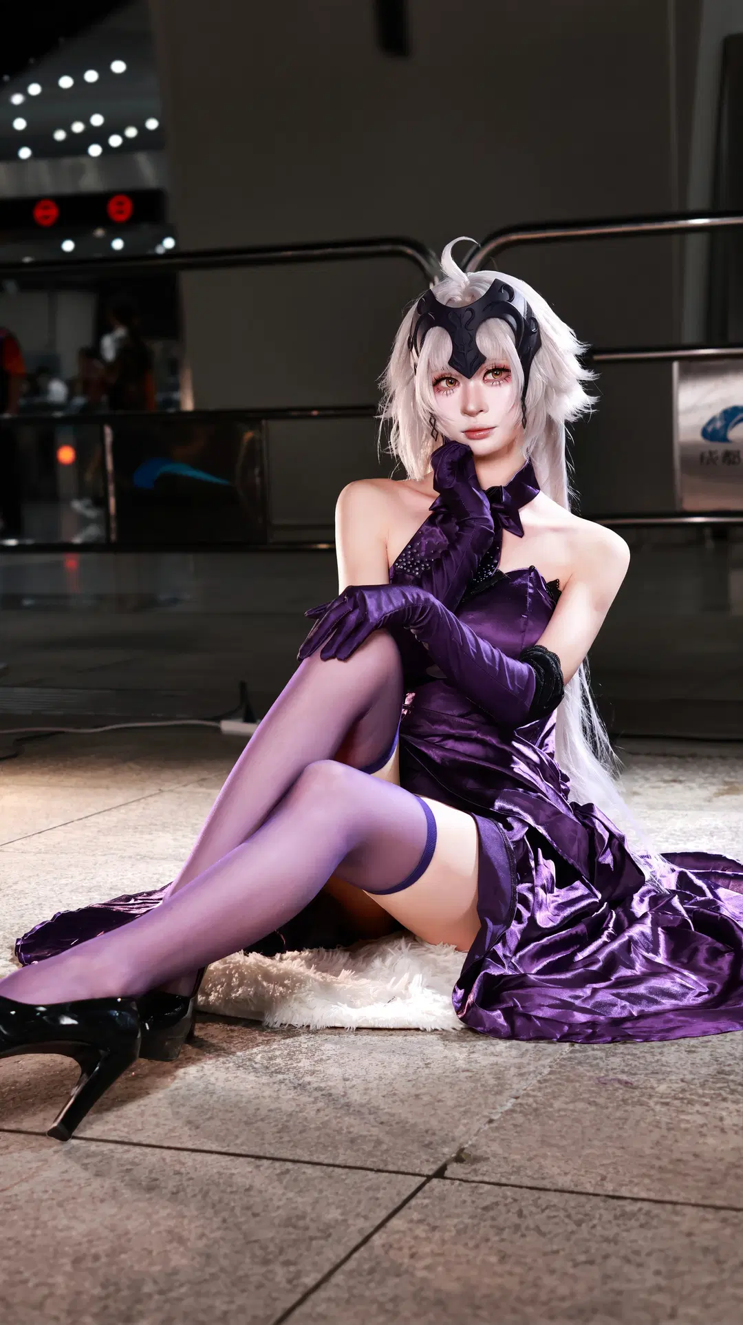 [Jeanne d'Arc cosplay] Fate/Grand Order: Exuding the Mature Charm of a Purple-Themed Onee-san by 小谷鸡 - Image 3