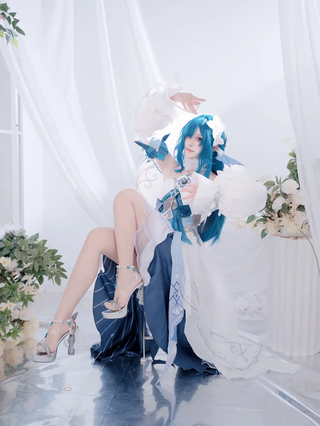 【ヴォジャニーツァ コスプレ】原神 青系コスプレ、エルフ耳スタイル、白紗のフラワーアレンジメントの中で見せる優雅な座り姿 - 鹿野奈奈 - 2枚目
