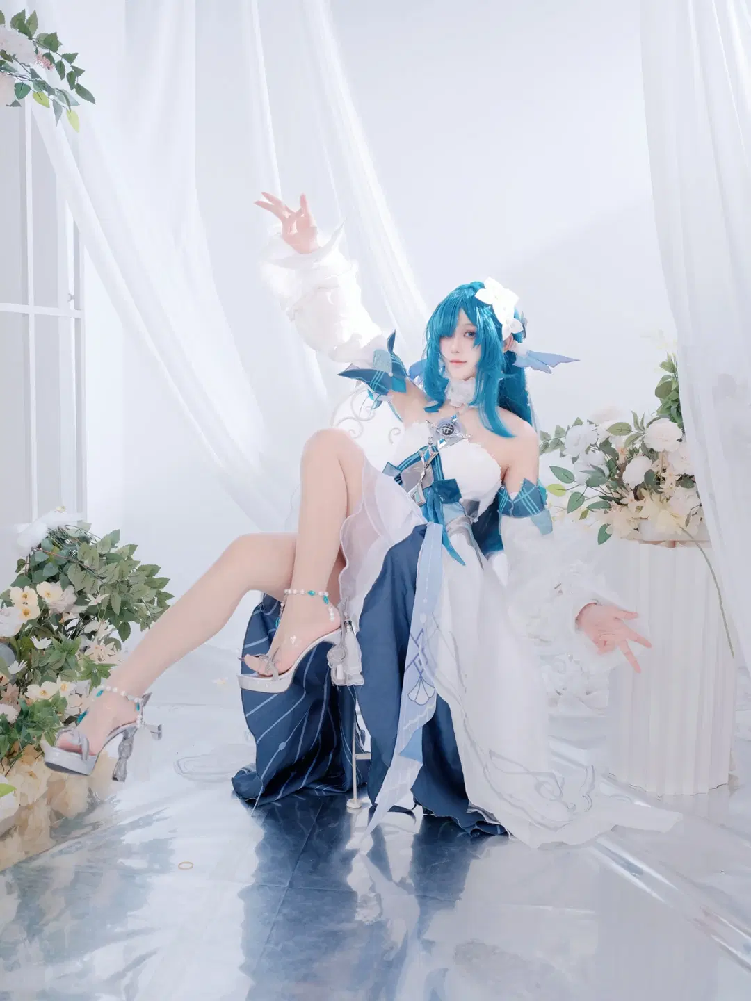 【ヴォジャニーツァ コスプレ】原神 青系コスプレ、エルフ耳スタイル、白紗のフラワーアレンジメントの中で見せる優雅な座り姿 - 鹿野奈奈 - 3枚目