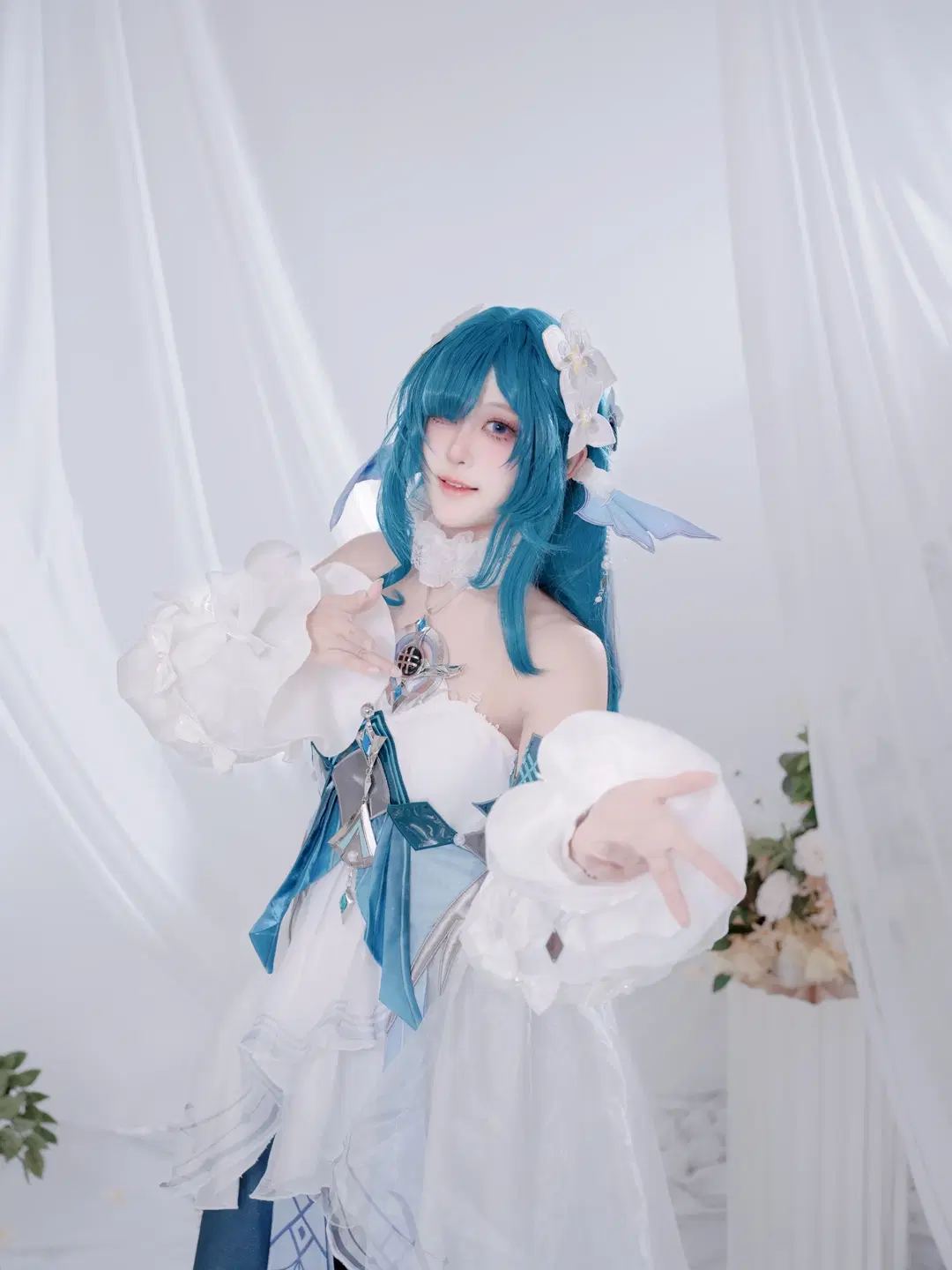 【ヴォジャニーツァ コスプレ】原神 青系コスプレ、エルフ耳スタイル、白紗のフラワーアレンジメントの中で見せる優雅な座り姿 - 鹿野奈奈 - 4枚目