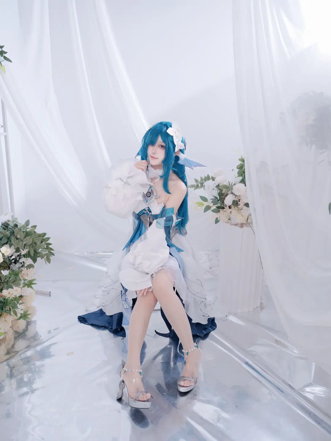 【ヴォジャニーツァ コスプレ】原神 青系コスプレ、エルフ耳スタイル、白紗のフラワーアレンジメントの中で見せる優雅な座り姿 - 鹿野奈奈 - 6枚目