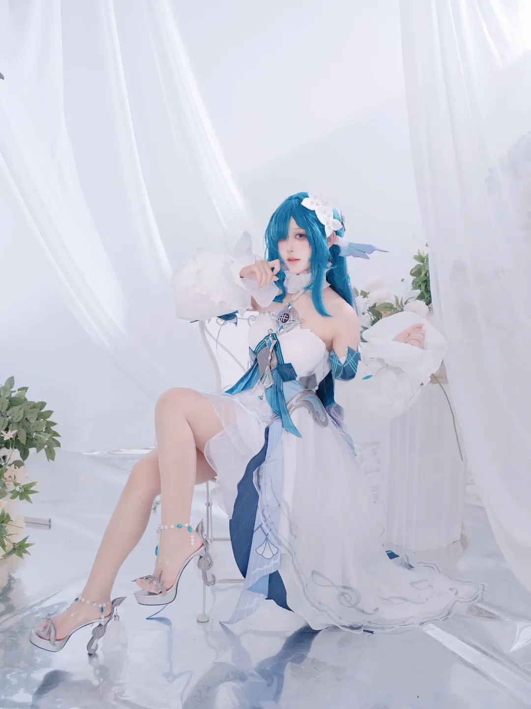 【ヴォジャニーツァ コスプレ】原神 青系コスプレ、エルフ耳スタイル、白紗のフラワーアレンジメントの中で見せる優雅な座り姿 - 鹿野奈奈 - 7枚目