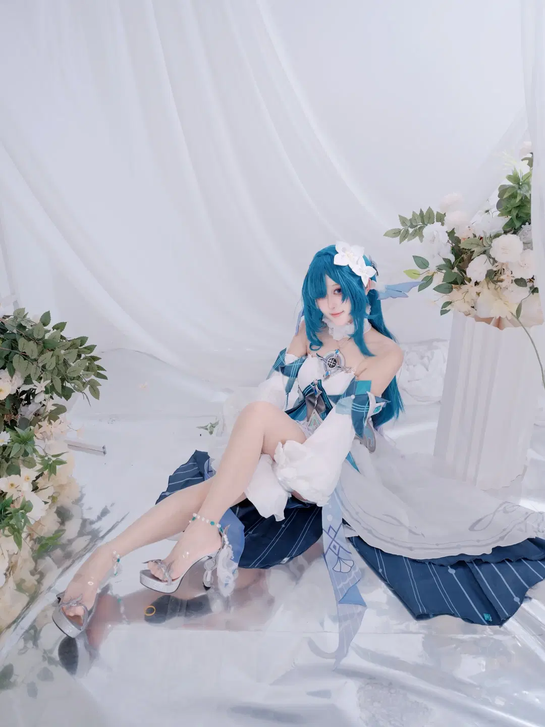 【ヴォジャニーツァ コスプレ】原神 青系コスプレ、エルフ耳スタイル、白紗のフラワーアレンジメントの中で見せる優雅な座り姿 - 鹿野奈奈 - 8枚目