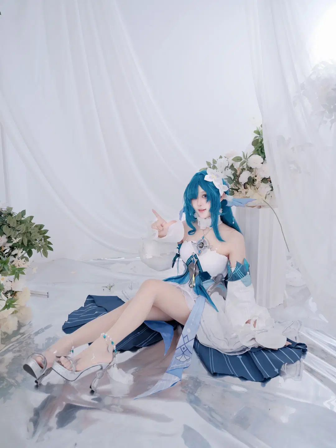 【ヴォジャニーツァ コスプレ】原神 青系コスプレ、エルフ耳スタイル、白紗のフラワーアレンジメントの中で見せる優雅な座り姿 - 鹿野奈奈 - 9枚目