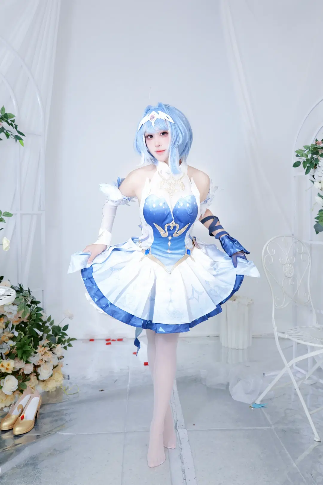 [Odette cosplay] Genshin Impact: The collision of blue-and-white skirts and dark night roses by 鹿野奈奈 - Image 3