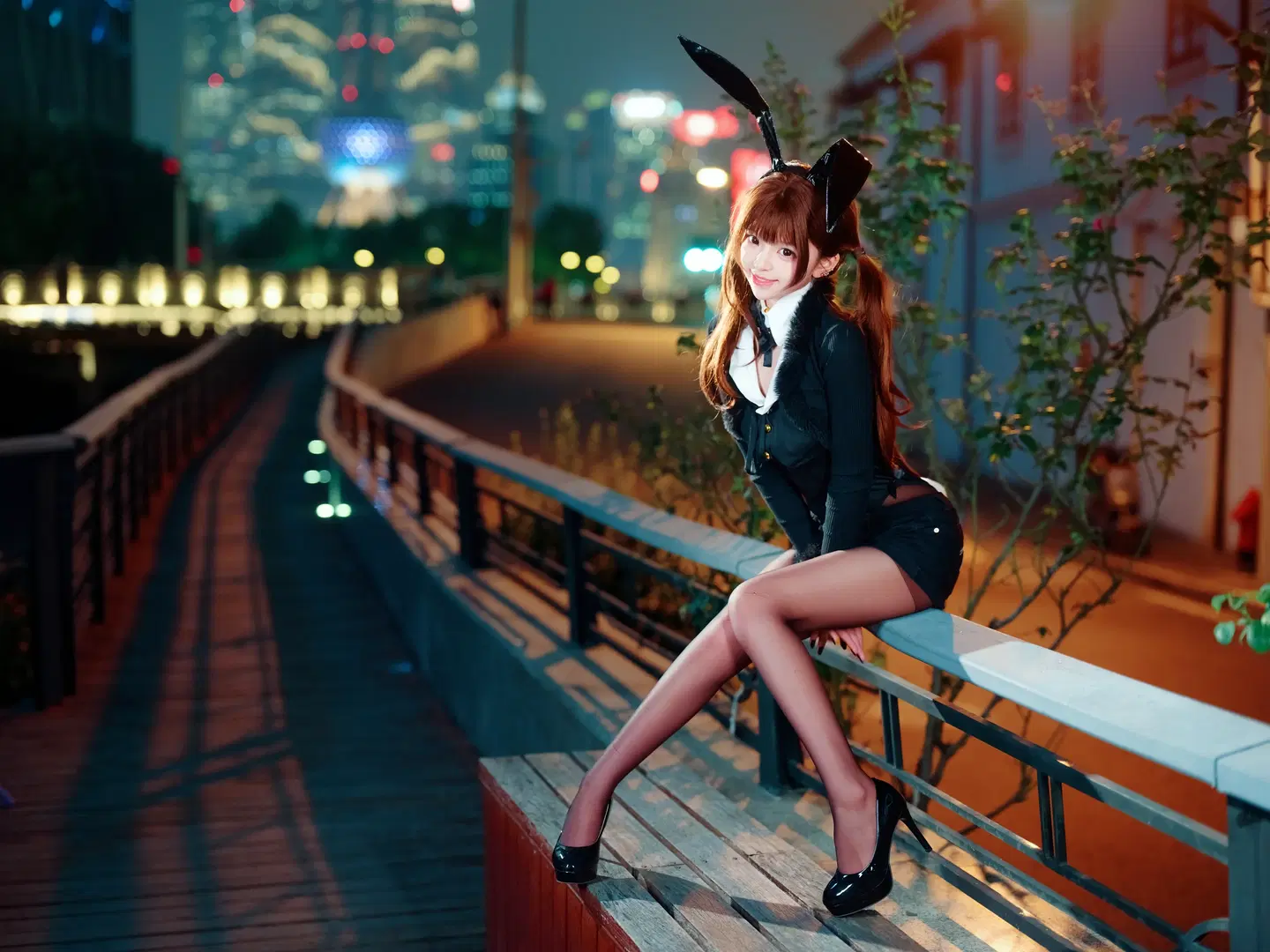 夜景街拍兔耳制服少女